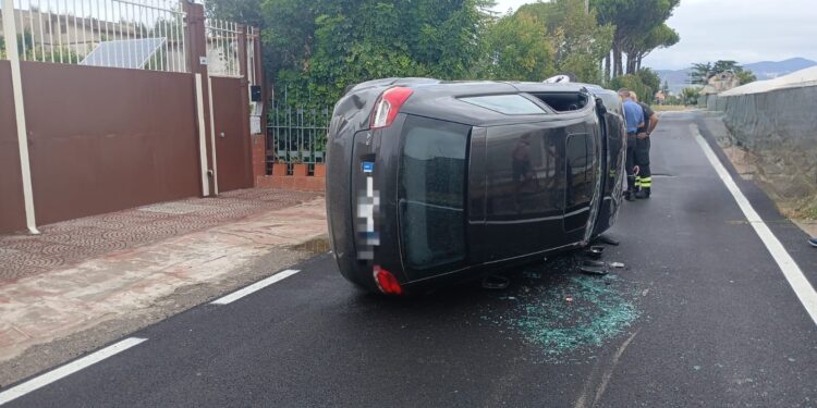 Paura a Pontecagnano: Audi si ribalta, ferito un 35enne