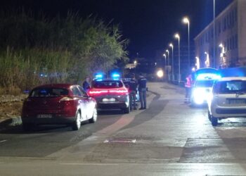 Giallo a Salerno: cadavere seminudo trovato in strada in via Clark. Indagini in corso