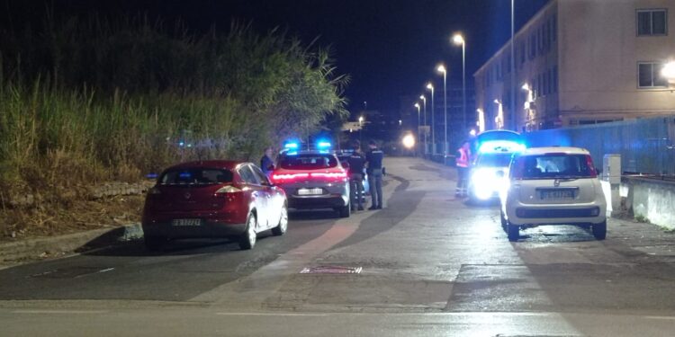 Giallo a Salerno: cadavere seminudo trovato in strada in via Clark. Indagini in corso