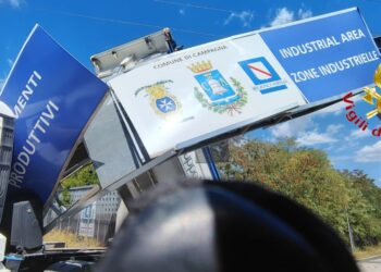 Campagna, camion travolge la segnaletica sulla SP38: intervento dei Vigili del Fuoco di Eboli