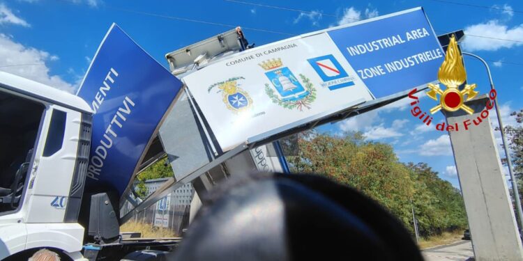 Campagna, camion travolge la segnaletica sulla SP38: intervento dei Vigili del Fuoco di Eboli