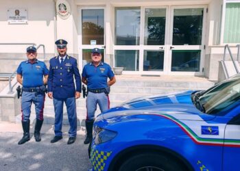 Colta da malore in auto nel traffico intenso. Gli agenti della Polizia Stradale di Lagonegro salvano la vita a una donna