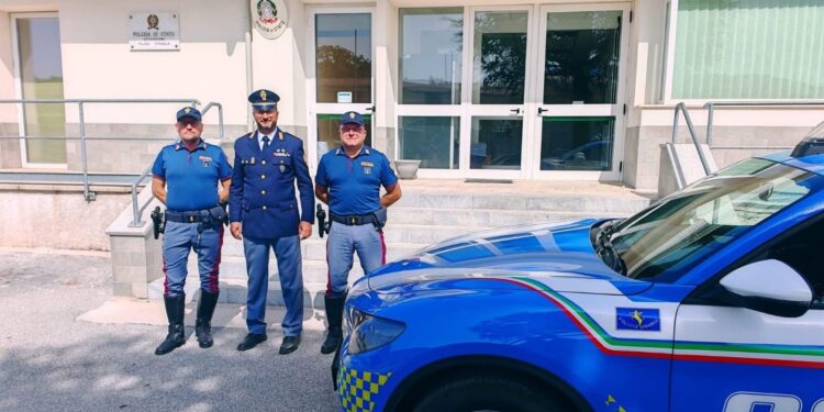 Colta da malore in auto nel traffico intenso. Gli agenti della Polizia Stradale di Lagonegro salvano la vita a una donna