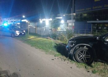 Potenza, veicolo in fiamme ed auto contro un palo: doppio intervento dei soccorsi in città