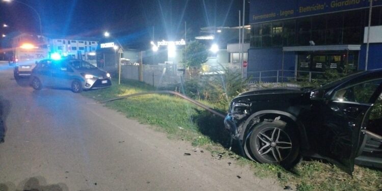Potenza, veicolo in fiamme ed auto contro un palo: doppio intervento dei soccorsi in città
