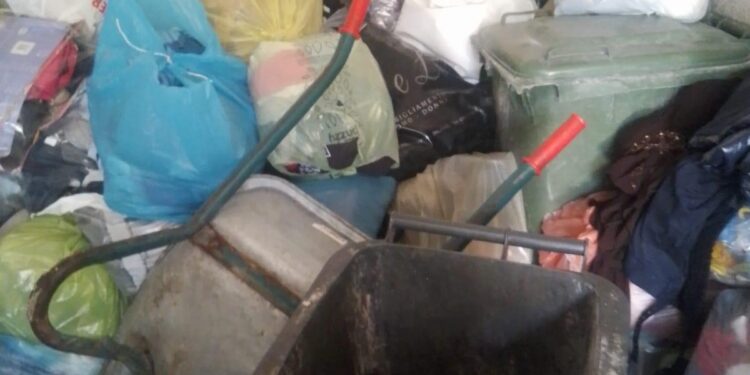 Discarica abusiva tra Petina e Polla: rifiuti e inquinanti pericolosi, scatta la denuncia alla Procura