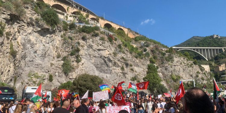 Sciopero a Salerno. Porto bloccato al grido: “Palestina libera”