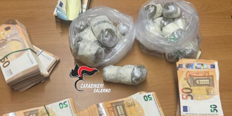 Trovato con droga e contanti in auto: arrestato nel salernitano
