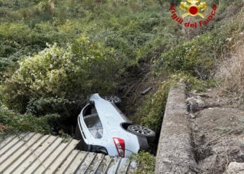 Tolve, auto finisce in una scarpata: 38enne salvata dai Vigili del Fuoco
