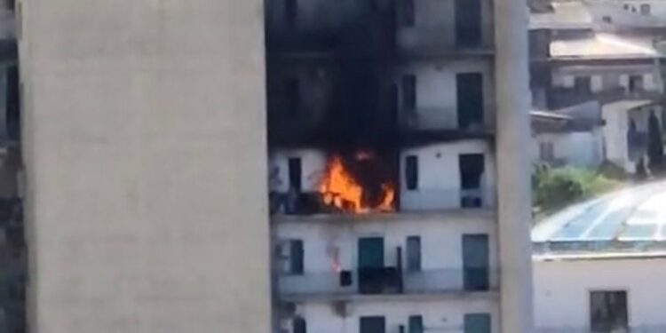 Panico a Pagani: uomo dà fuoco al proprio appartamento dopo una lite, evacuata anche la scuola vicina