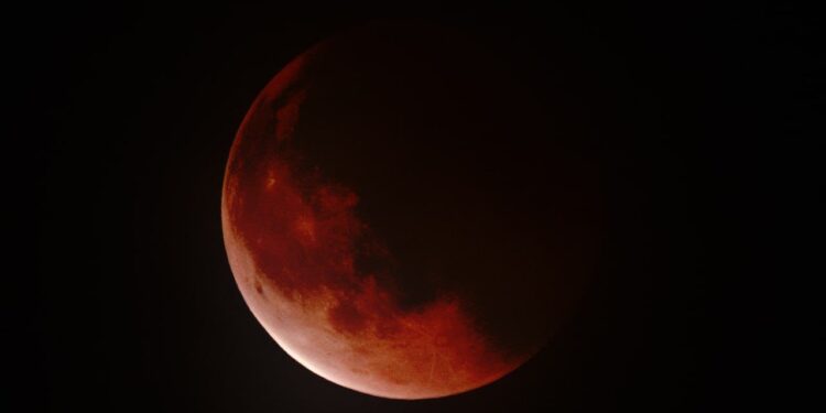 I cacciatori dell’eclissi a Petina e nel Vallo di Diano tra foschia e scatti mozzafiato