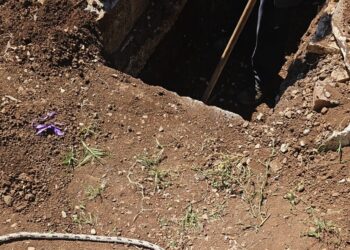 La fossa è troppo piccola, la bara non entra. Al cimitero di Polla i parenti chiamano le forze dell’ordine
