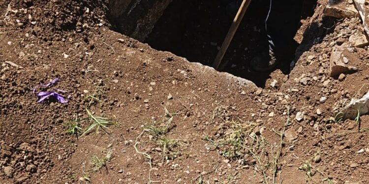 La fossa è troppo piccola, la bara non entra. Al cimitero di Polla i parenti chiamano le forze dell’ordine