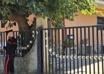 Uccisa a colpi di pietra nel Beneventano, il marito in fuga coi figli