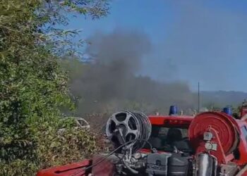 Polla, in fiamme due auto dismesse: sul posto Vigili del Fuoco e Gopi Onlus per domare il rogo