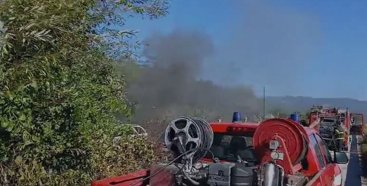 Polla, in fiamme due auto dismesse: sul posto Vigili del Fuoco e Gopi Onlus per domare il rogo