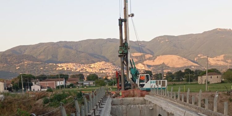 Ponte di Caiazzano. Tommasetti in visita al cantiere: “Ora si acceleri. Serve chiarezza su termine lavori”