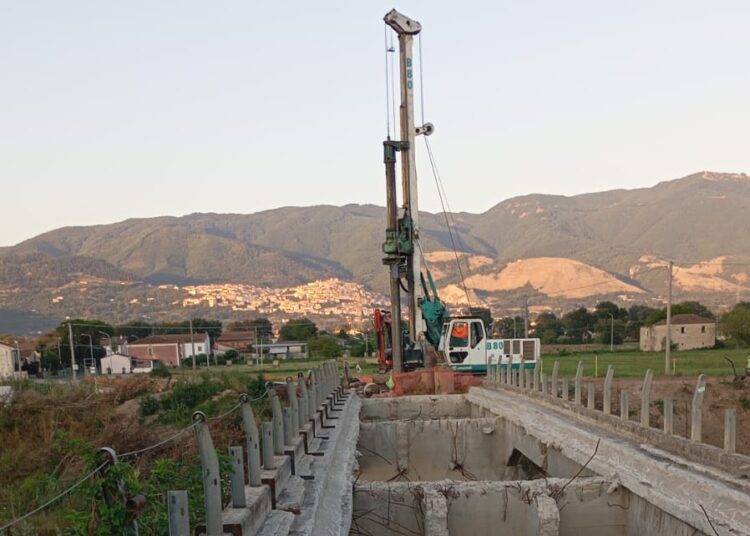 Ponte di Caiazzano. Tommasetti in visita al cantiere: “Ora si acceleri. Serve chiarezza su termine lavori”