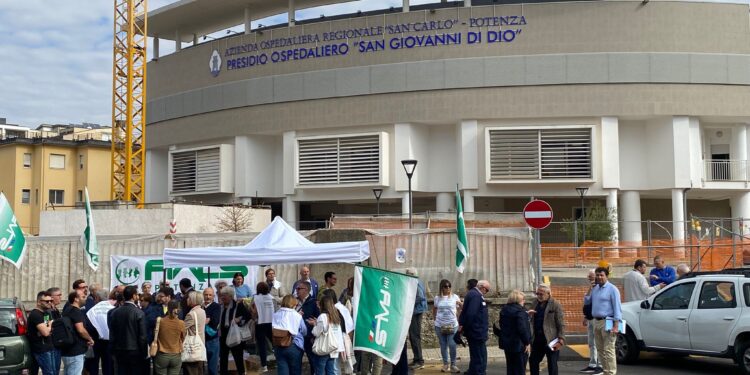 Melfi, la sanità scende in piazza: sit-in FIALS all’ospedale contro il depotenziamento del presidio