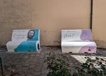 Memoria e poesia si incontrano a Sasso di Castalda con le panchine poetiche