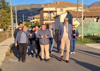 Caiazzano. Il ponte “sospeso” tra promesse e silenzi: cittadini in cammino dopo quattro anni di attese mancate