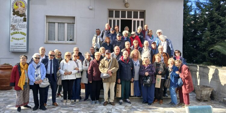 Sassano accoglie 50 ospiti dalla Toscana: tra turismo, cultura e tradizione in visita all’azienda “Amaro Penna”