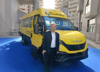 Presentati i nuovi scuolabus elettrici della Regione Campania. Alla cerimonia  presente anche il sindaco di Caggiano