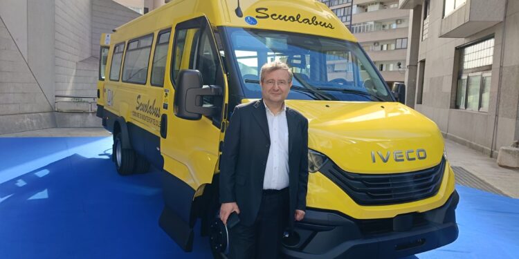 Presentati i nuovi scuolabus elettrici della Regione Campania. Alla cerimonia  presente anche il sindaco di Caggiano