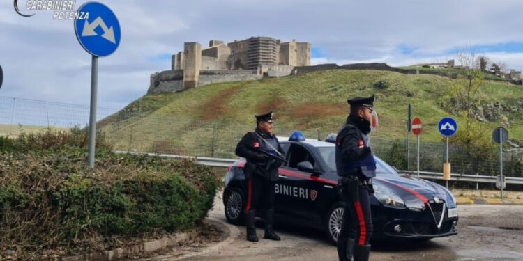 Picchia la moglie mentre sta allattando: arrestato un 20enne a Melfi