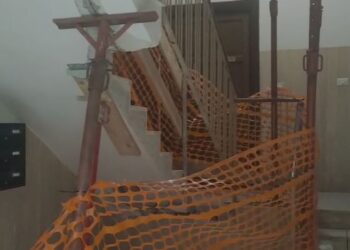 Crolla una scala a Salerno: due operai precipitano. Feriti