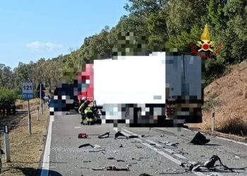 Strage sulla Fondo Val d’Agri. Scontro tra auto e tir: 4 morti e 6 feriti