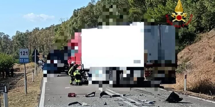 Strage sulla Fondo Val d’Agri. Scontro tra auto e tir: 4 morti e 6 feriti