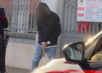 Paura al cimitero di Castel San Giorgio: giovane armato di scimitarra minaccia i passanti