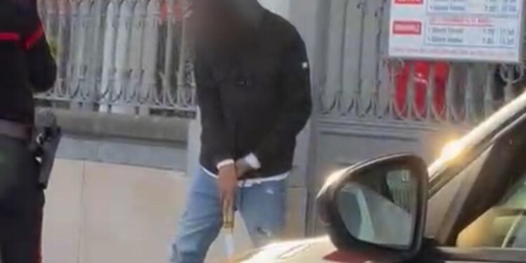 Paura al cimitero di Castel San Giorgio: giovane armato di scimitarra minaccia i passanti