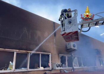 Nemoli, attività di panificazione distrutto dalle fiamme: in corso maxi intervento dei Vigili del Fuoco