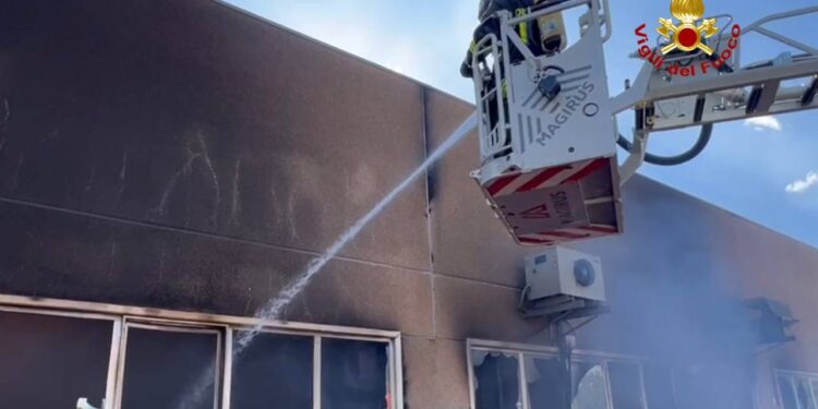 Nemoli, attività di panificazione distrutto dalle fiamme: in corso maxi intervento dei Vigili del Fuoco