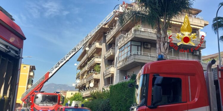Nocera Inferiore, incendio in un sottotetto: intervengono i Vigili del Fuoco