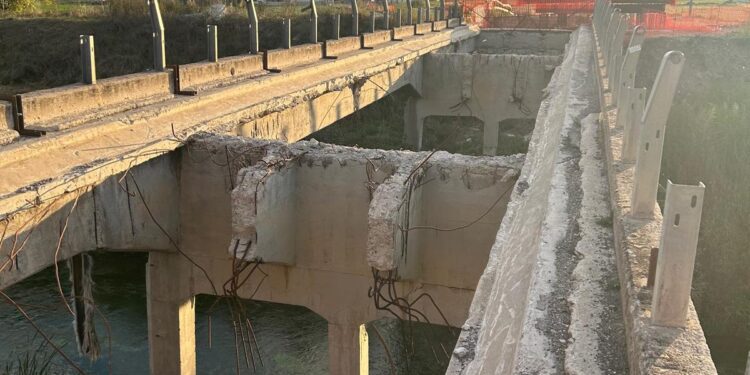 Lavori fermi sul ponte di Caiazzano. L’associazione Schierarsi: “I cittadini meritano rispetto”