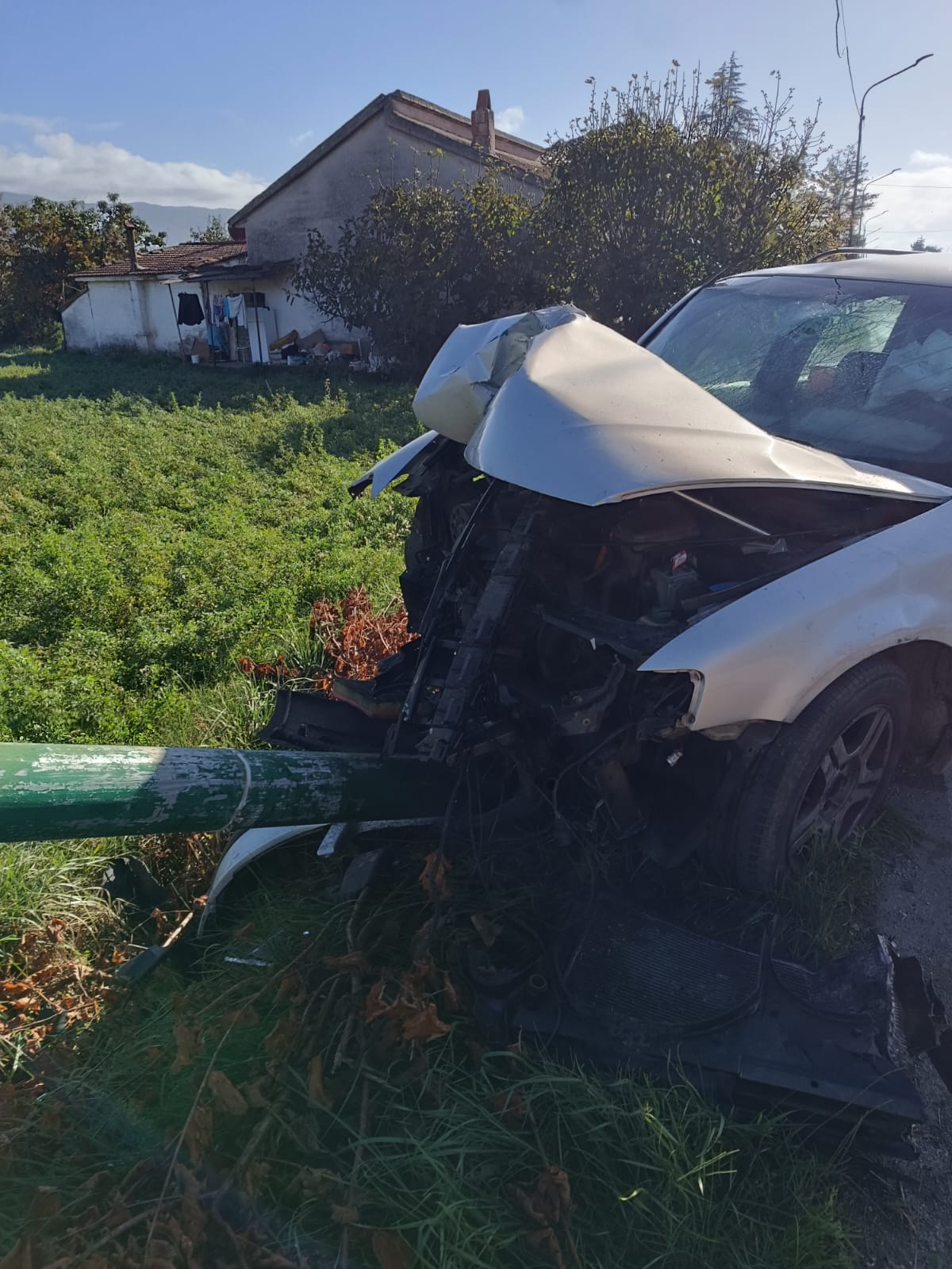 Perde il controllo dell’auto si schianta contro un palo: paura a ...