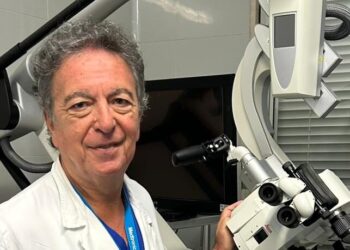 Straordinario intervento al “Ruggi” di Salerno: 55enne torna a camminare dopo la rimozione di un rarissimo tumore midollare