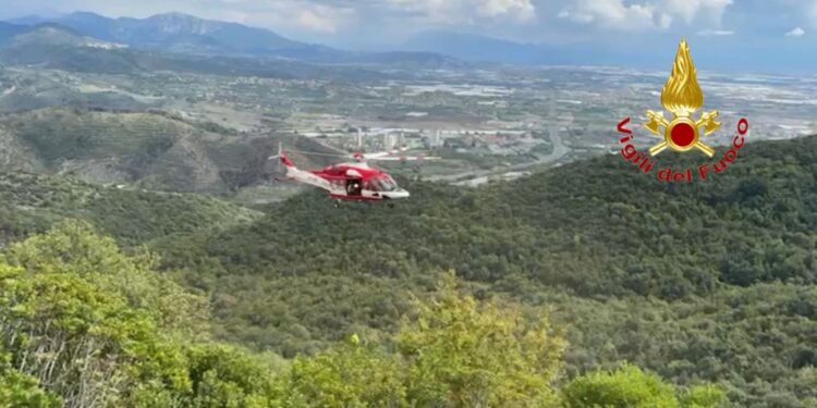 Giù dal burrone con l’auto a Salerno: grave un 51enne. Allarme lanciato dal sistema di geolocalizzazione dell’auto