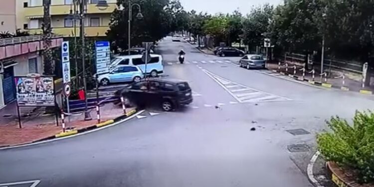 Bellizzi, tragedia sfiorata. Auto salta una rotatoria e piomba sul marciapiede