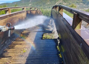 Incendio di sterpaglie a Sala Consilina distrugge un caratteristico ponte in legno