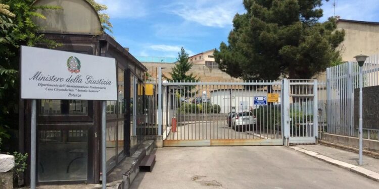 Due detenute distruggono una cella nel carcere femminile di Potenza. L’allarme del SAPPE sulla sicurezza e la gestione del personale