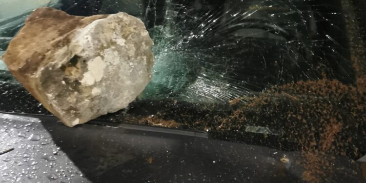 Auto e porte distrutte a colpi di massi a Sanza. Una famiglia nel mirino: “Abbiamo fatto denuncia, abbiamo paura”