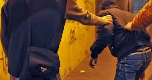 Aggredito da un gruppo di coetanei: grave episodio di bullismo davanti a una scuola di Vallo della Lucania