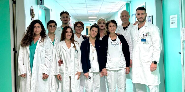 Rischia di perdere la vista a causa di una scheggia di un piatto, bimba salvata a Polla