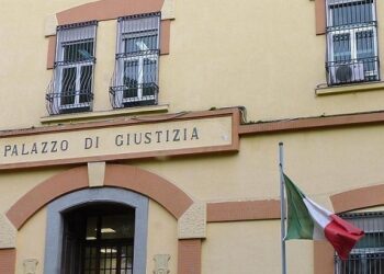 San Valentino Torio, picchiava il figlio e lo obbligare ad accusare il padre: donna condannata a quasi 5 anni di carcere