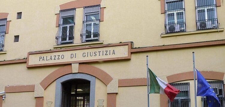 San Valentino Torio, picchiava il figlio e lo obbligare ad accusare il padre: donna condannata a quasi 5 anni di carcere