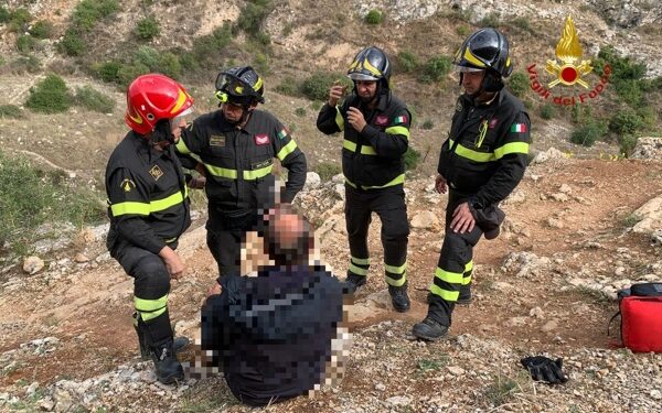Turista francese si infortuna nella Gravina di Matera: salvato con l’elicottero dei Vigili del Fuoco